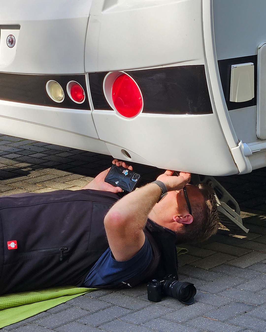 Caravan Gutachter Dipl.-Ing. Benjamin Sécrit unter dem Wohnwagen