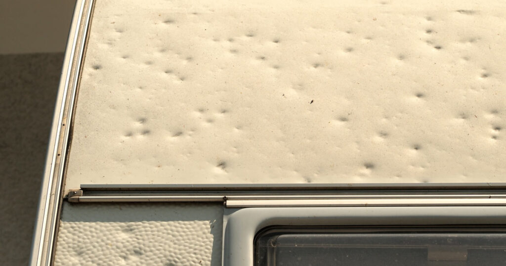 Hagelschaden an einem Wohnwagen